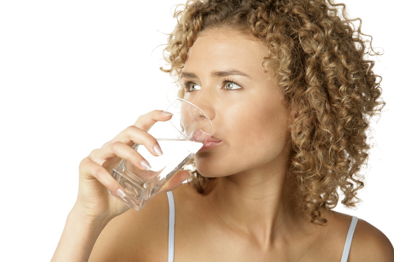 schöne Frau trinkt sauberes Wasser